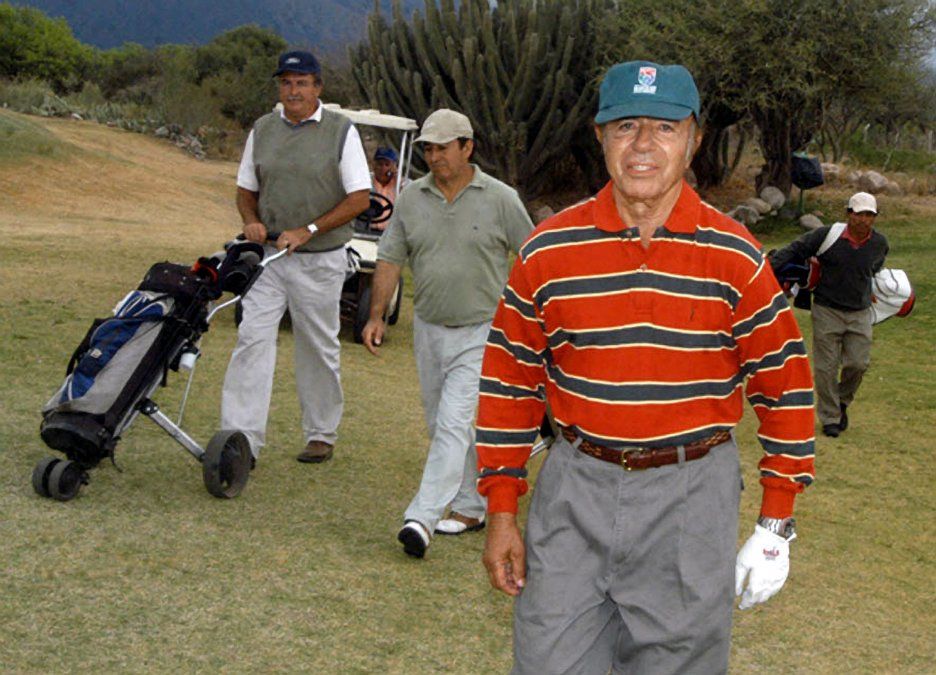 Carlos Saúl Menem jugando al golf.