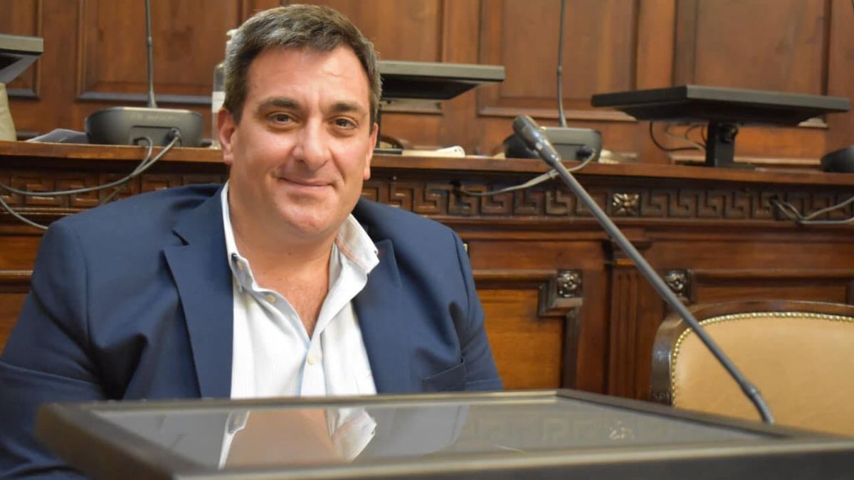 El diputado de San Rafael, Gustavo Perret, fue multado por el Tribunal de Cuentas por irregularidades en la carga de combustible en la comuna sureña cuando él era secretario de Gobierno.&nbsp;