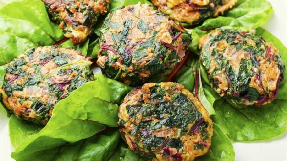 Los bu&ntilde;uelos de acelga saludables son una de las recetas riqu&iacute;simas para cuidar la dieta: sin harina ni fritura.