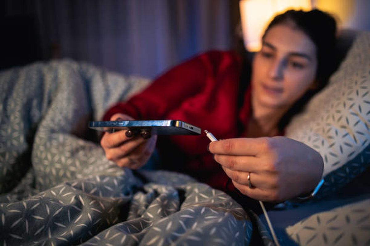 Esta es la forma correcta de cargar el celular. Esta es la forma correcta de cargar el celular.