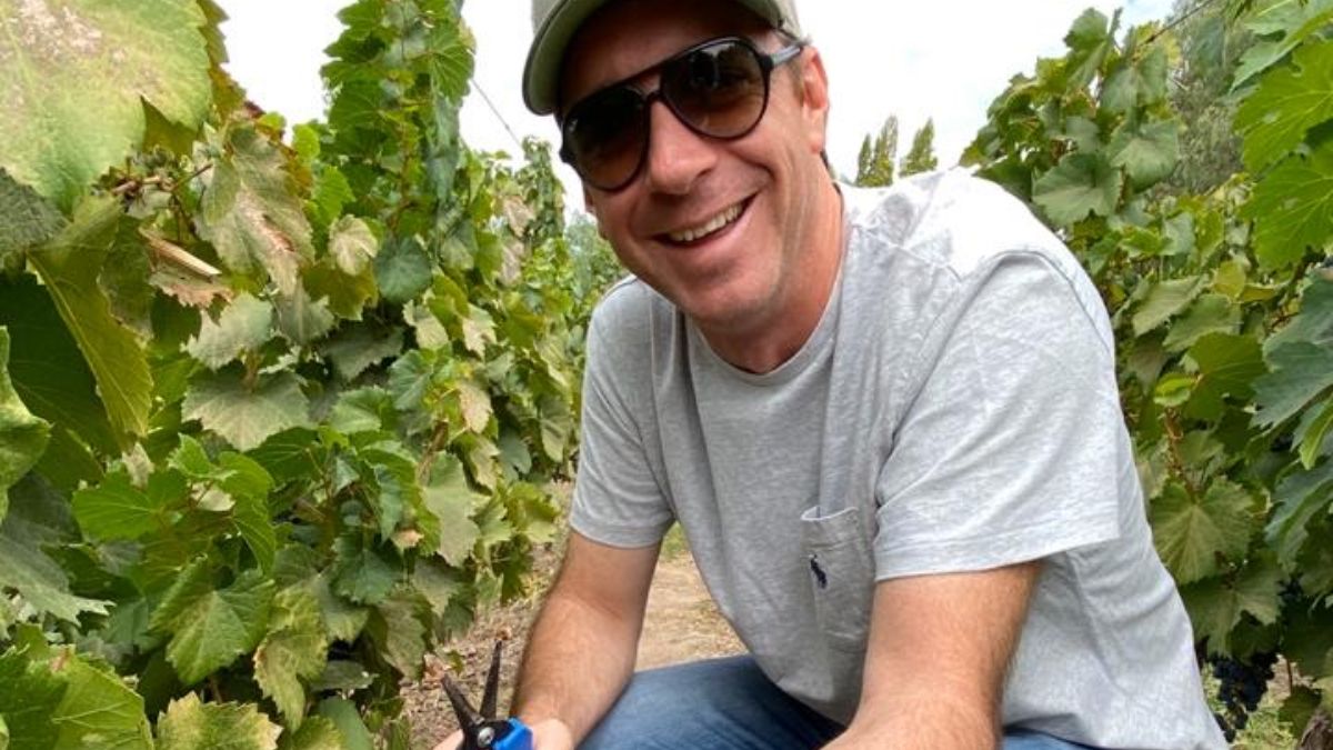 Los empresarios mendocinos reconocieron al Flaco Fernando Gabrielli&nbsp; con el premio a la Empresa del Sector Vitivinícola Boutique 2021 en la cena anual de la AEM. El multifacético comunicador atiende con pasión todas sus actividades, las que incluyen a su familia, la Bodega El Relator, agencia de prensa y relatar las carreras en el Hipódromo de Mendoza, su primer amor.