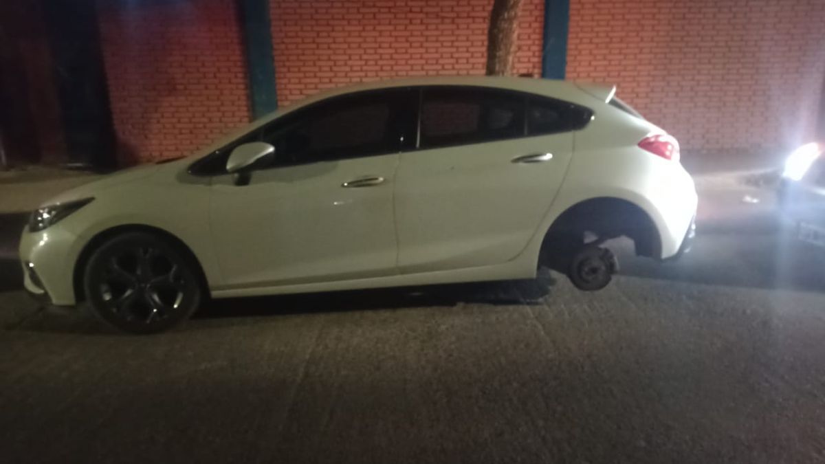 Los autos que estacionan los socios de Andes Talleres cerca del predio del club, son el blanco elegido para los robos en Godoy Cruz. Los autos que estacionan los socios de Andes Talleres cerca del predio del club, son el blanco elegido para los robos en Godoy Cruz.