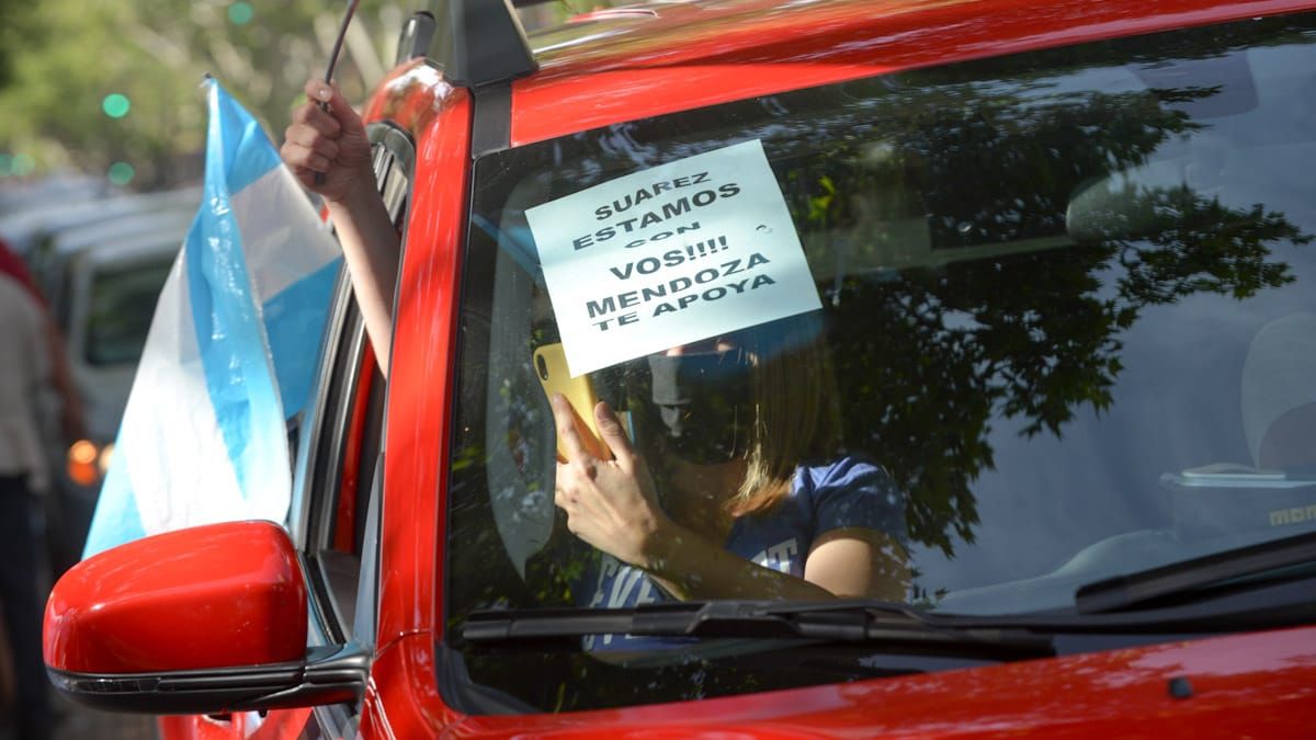 Algunos manifestantes les dieron muestras de apoyo al gobernador Rodolfo Suarez, frente a los avances del gobierno nacional sobre Mendoza y el reparto no igualitario de los recursos federales. (Foto: Martín Pravata/Diario UNO).