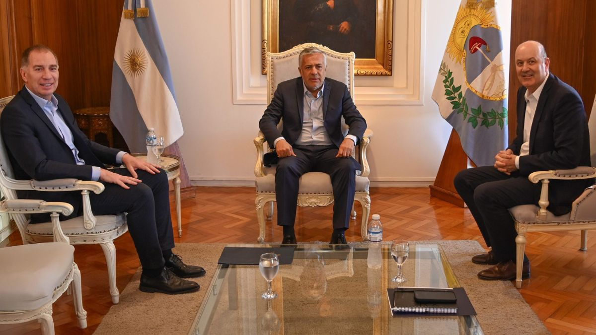 Alfredo Cornejo recibió a Federico Sturzenegger y a Diego Santilli en Mendoza. Ahora, el gobernador viajó hasta la Casa Rosada para la reunión del Consejo de Mayo.