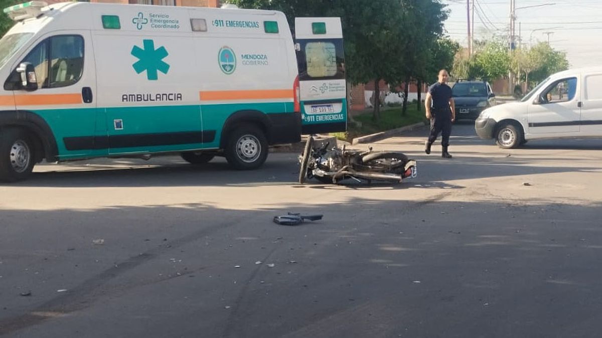 Tras el accidente en calle Horcones y Los Reyunos, de Maipú, el motociclista cayó al asfalto y la conductora del auto sufrió un infarto. Tras el accidente en calle Horcones y Los Reyunos, de Maipú, el motociclista cayó al asfalto y la conductora del auto sufrió un infarto.