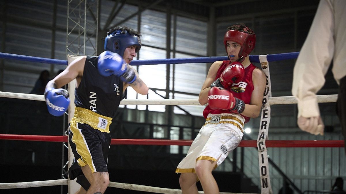 Gian Moorkejee se hamaca contra las cuerdas y evita el gancho de Jonathan Morán. Esta pelea cerró el programa amateur en Villa Hipódromo. Gian Moorkejee se hamaca contra las cuerdas y evita el gancho de Jonathan Morán. Esta pelea cerró el programa amateur en Villa Hipódromo.
