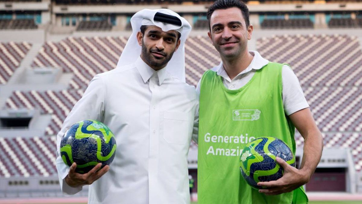 Al Thawadi junto a Xavi Hernández