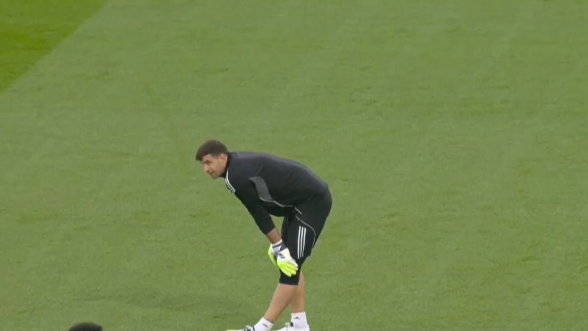 Tras patear la pelota en la entrada en calor, Dibu Martínez se tomó la pierna izquierda con el rostro reflejando dolor. El cuerpo técnico del Aston Villa decidió excluirlo y que ingresara el suplente.