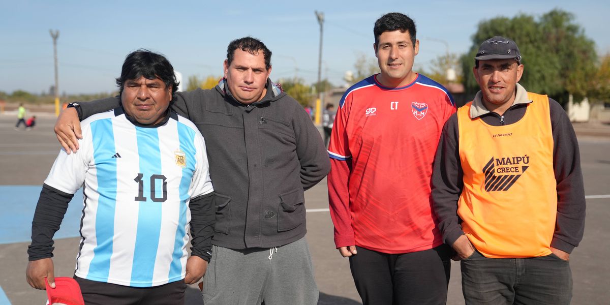 vistiendo la camiseta de la selección Argentina, Hugo López, impulsor del proyecto del playón deportivo del Barrio El Pedregal, junto a vecinos y familiares de niños y niñas que asisten a la Escuelita de Fútbol Huguito vistiendo la camiseta de la selección Argentina, Hugo López, impulsor del proyecto del playón deportivo del Barrio El Pedregal, junto a vecinos y familiares de niños y niñas que asisten a la Escuelita de Fútbol Huguito