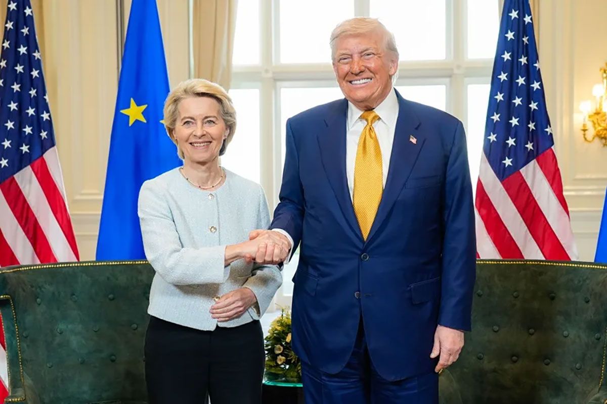 La presidenta de la Unión Europea, Ursula von der Leyen, posando junto al presidente de Estados Unidos, Donald Trump, en Turnberry (Reino Unido). Crédito: EFE/ Fred Guerdin / Comisión Europea.