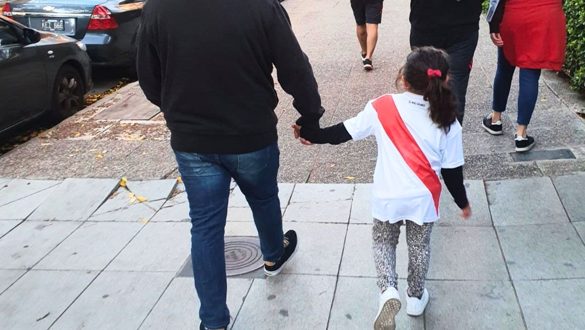 De la mano a la cancha de River. Con el tiempo, niños de Independiente Rivadavia y de Godoy Cruz fueron eligiendo su propio destino.