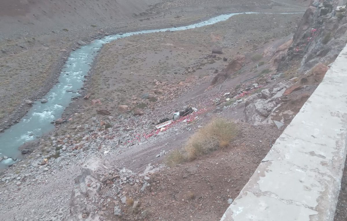 Fotos y videos: un camionero desbarrancó en el camino del paso Cristo Redentor y sufrió múltiples lesiones