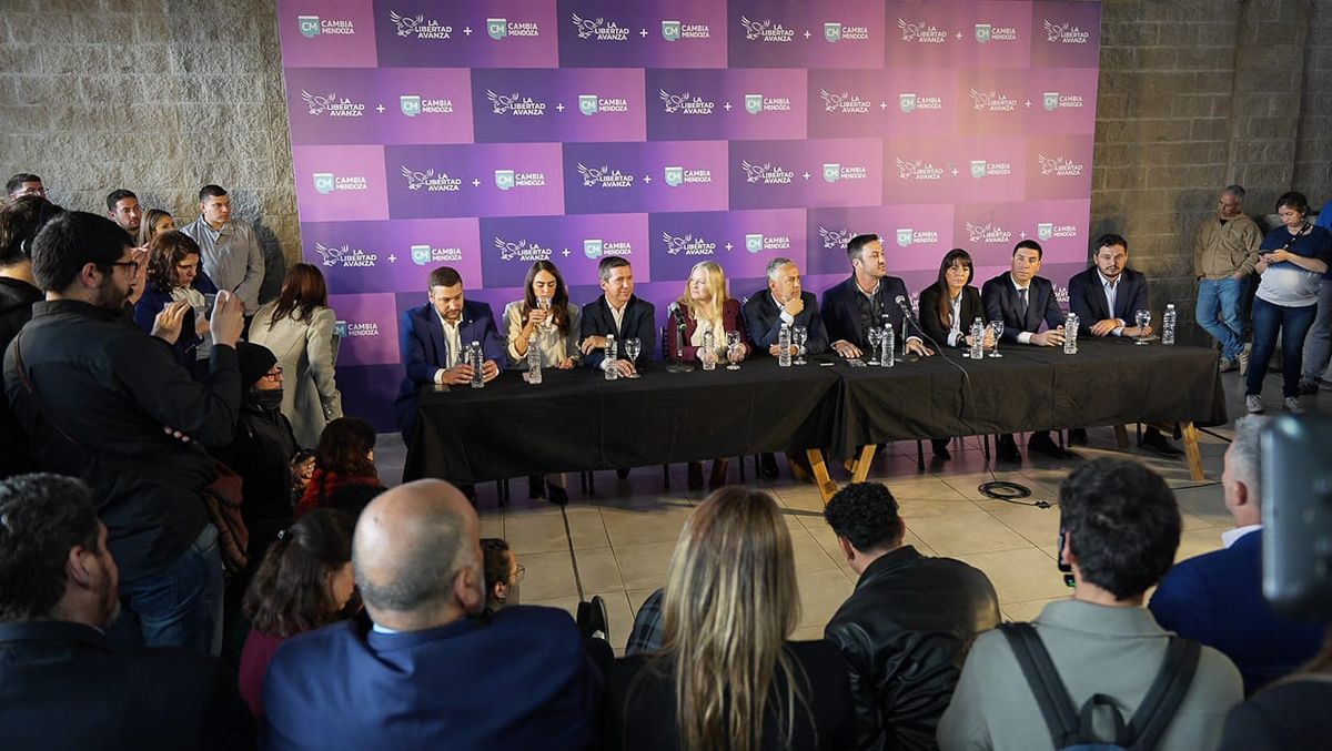 Álvaro Martínez, tercer candidato a diputado nacional del oficialismo para las elecciones de octubre, fue ubicado en una punta de la mesa principal. Álvaro Martínez, tercer candidato a diputado nacional del oficialismo para las elecciones de octubre, fue ubicado en una punta de la mesa principal.