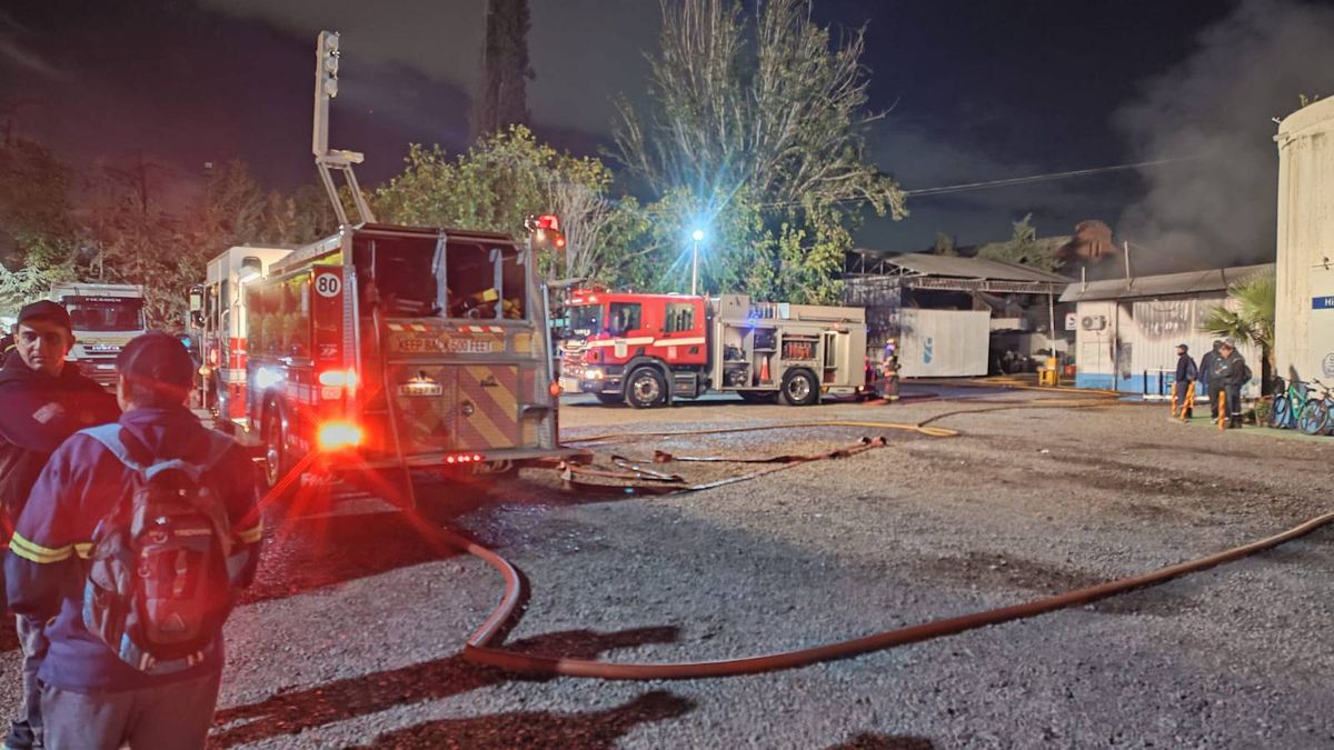 Varias dotaciones de Bomberos Voluntarios trabajaron en el siniestro que se produjo en los galpones de Servicios Públicos. Varias dotaciones de Bomberos Voluntarios trabajaron en el siniestro que se produjo en los galpones de Servicios Públicos.