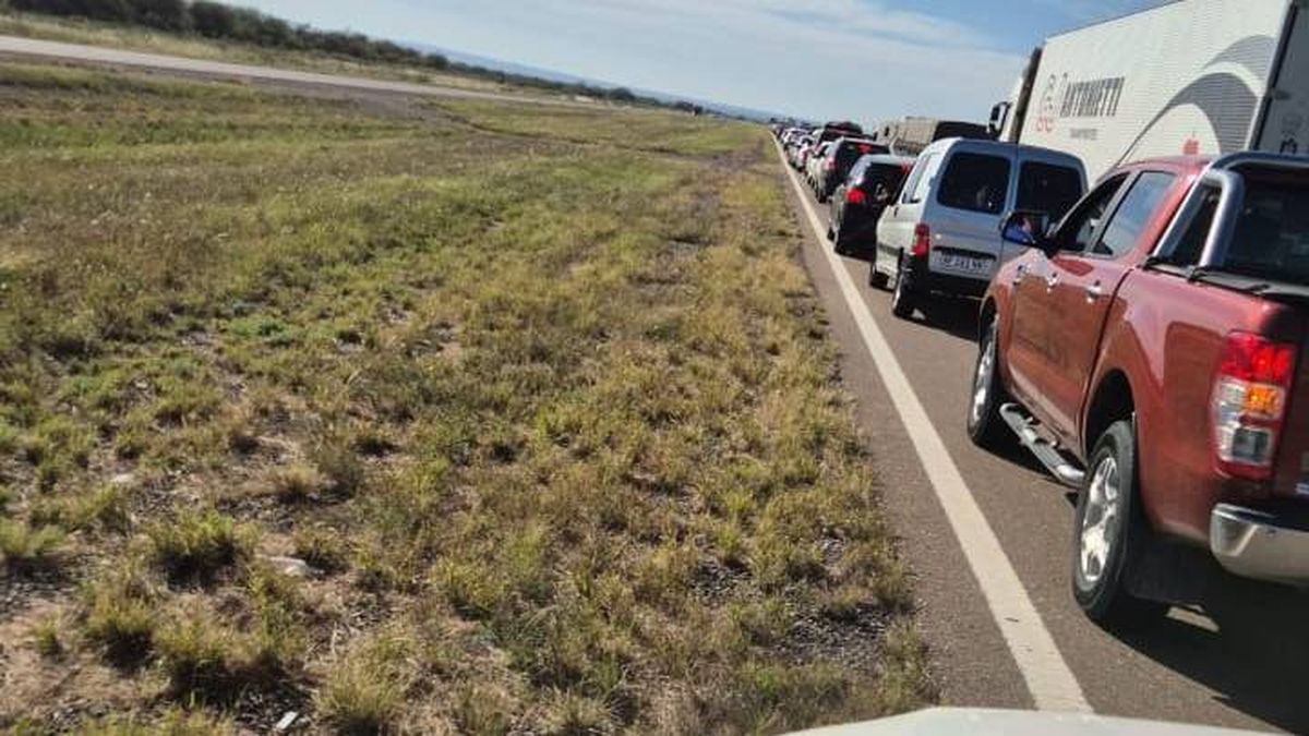 Las demoras en Desaguadero generaron numerosas críticas. Los motivos los explicaron la policía y la gente.