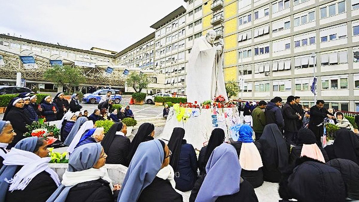 Fieles rezan por la salud del Papa Francisco frente al policlinico Gemelli en Roma.