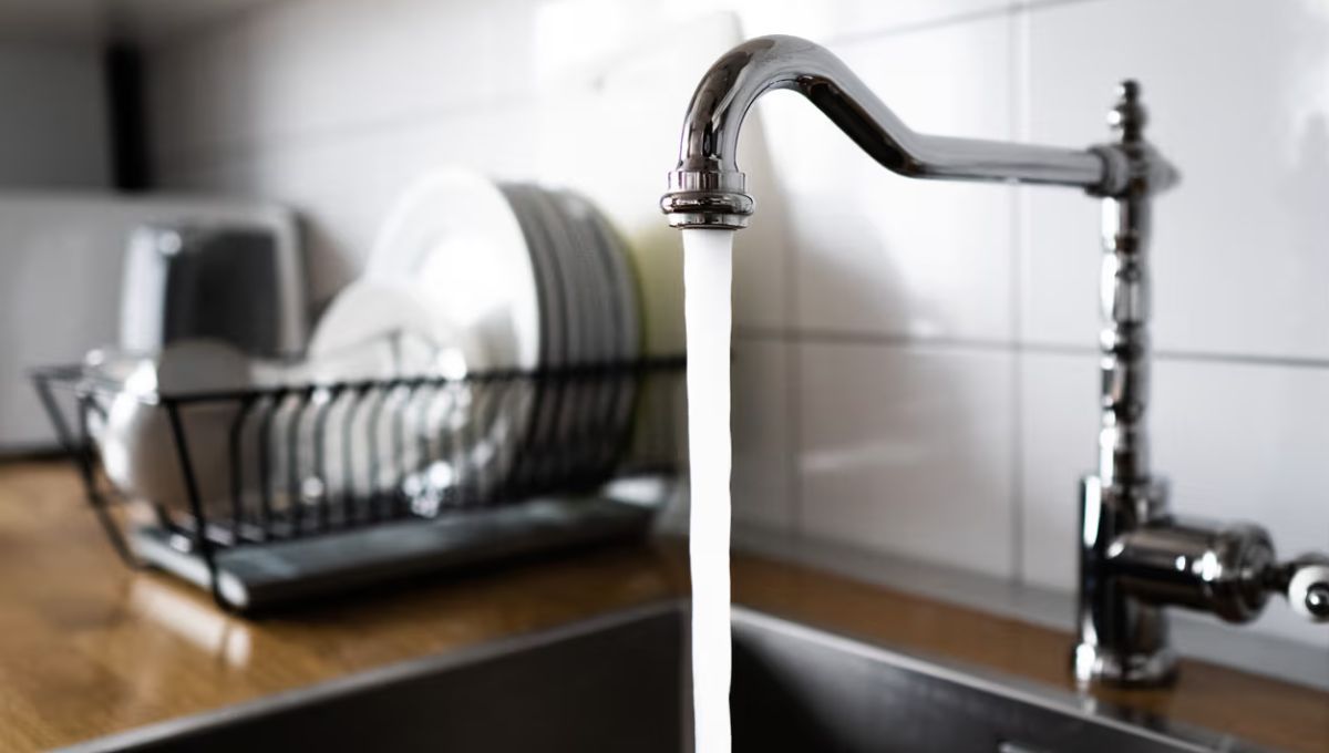 Cómo usar la mezcla de bicarbonato y vinagre para destapar las tuberías de la cocina: truco casero efectivo