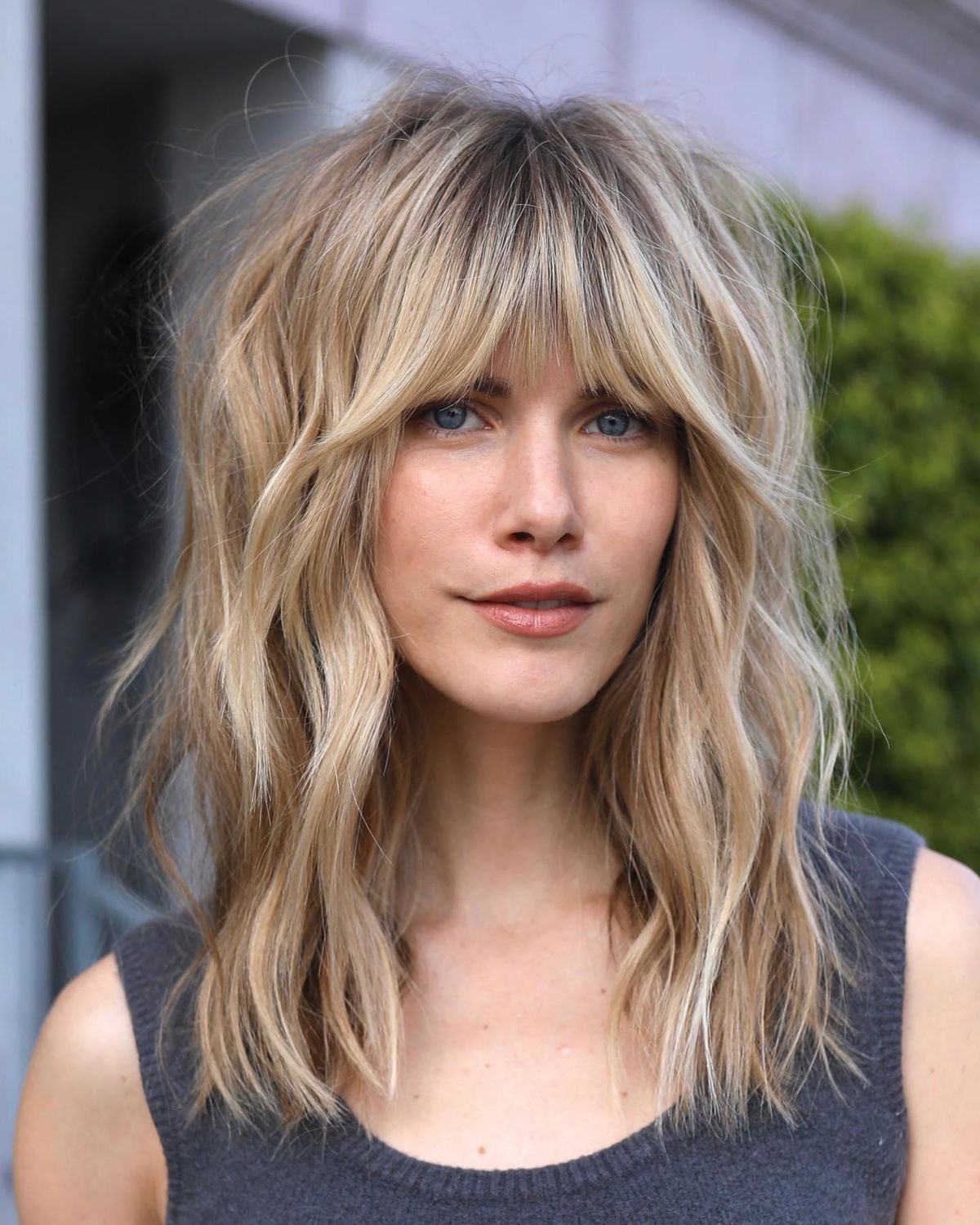 El corte de cabello shaggy rejuvenece a las mujeres. El corte de cabello shaggy rejuvenece a las mujeres.