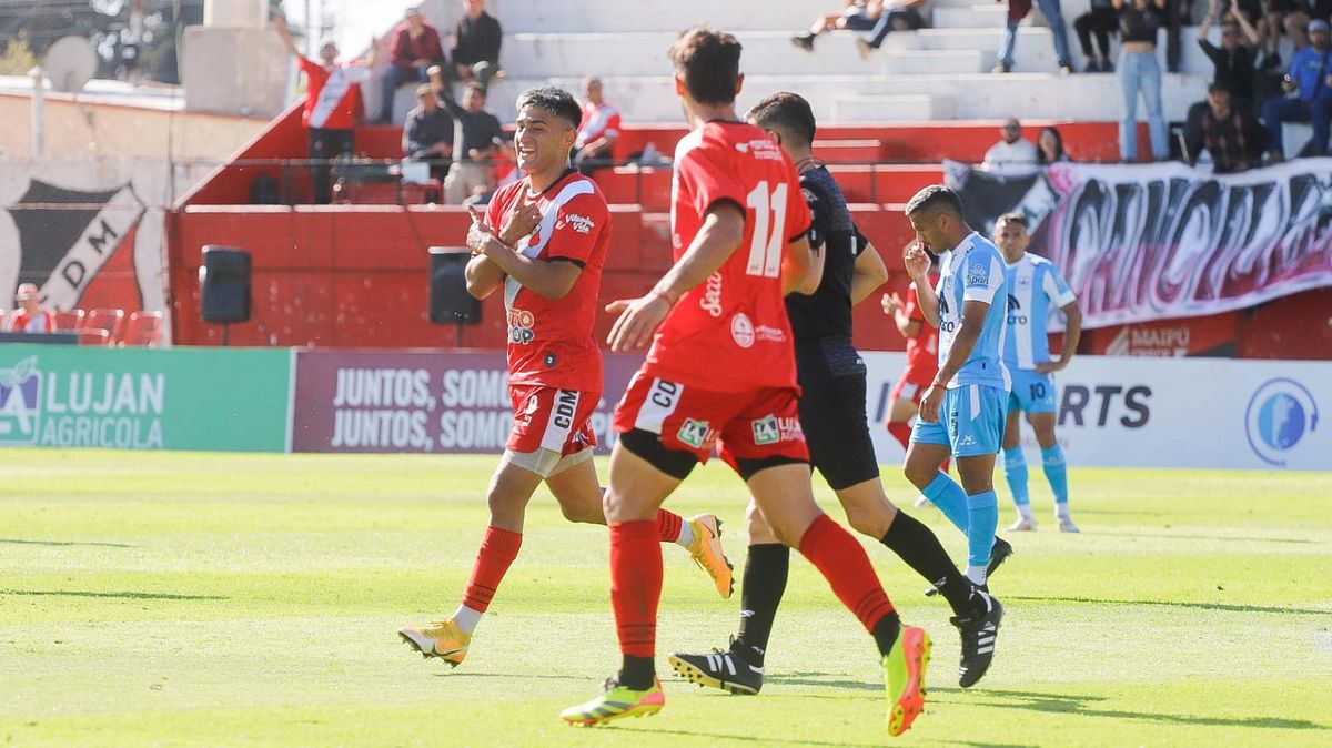 Ezequiel Almirón festejando su gol en el triunfo del Deportivo Maipú ante el Lobo jujeño. Ezequiel Almirón festejando su gol en el triunfo del Deportivo Maipú ante el Lobo jujeño. 
