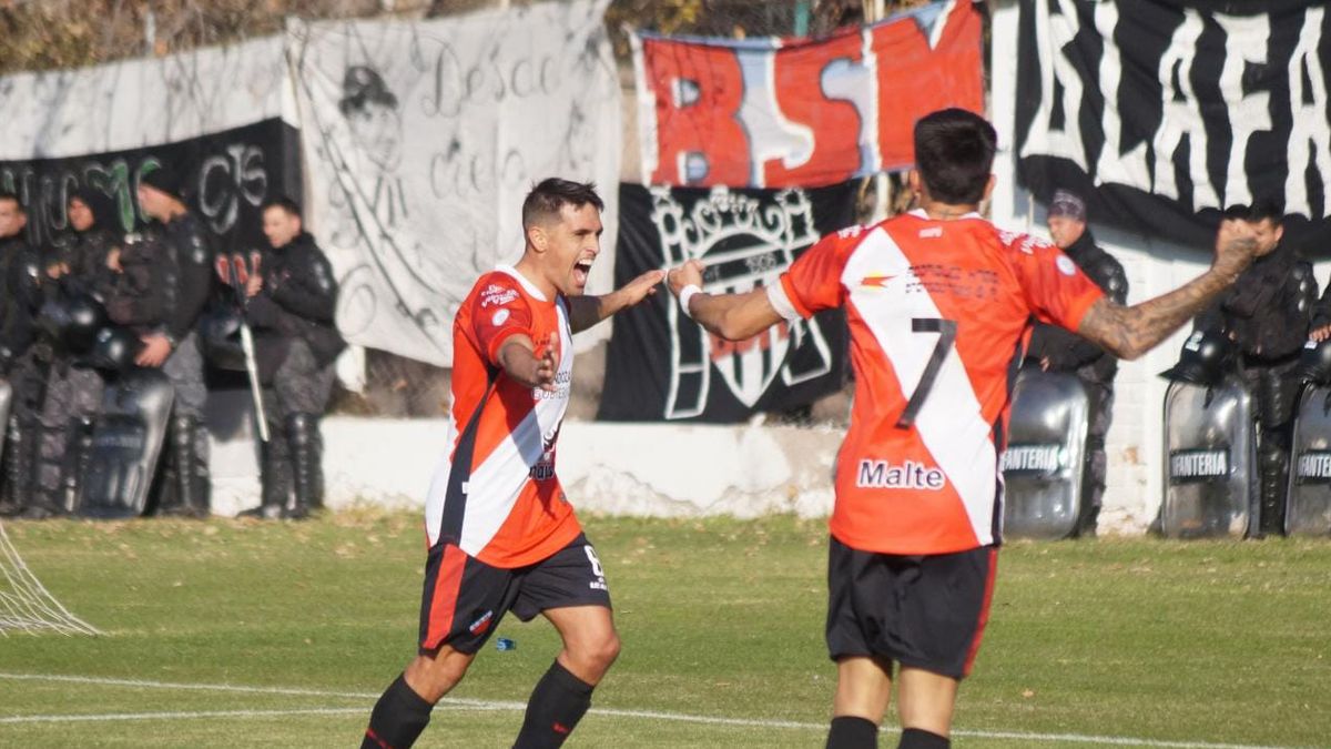 Fausto Montero gritó el gol del Deportivo Maipú con mucha emoción.