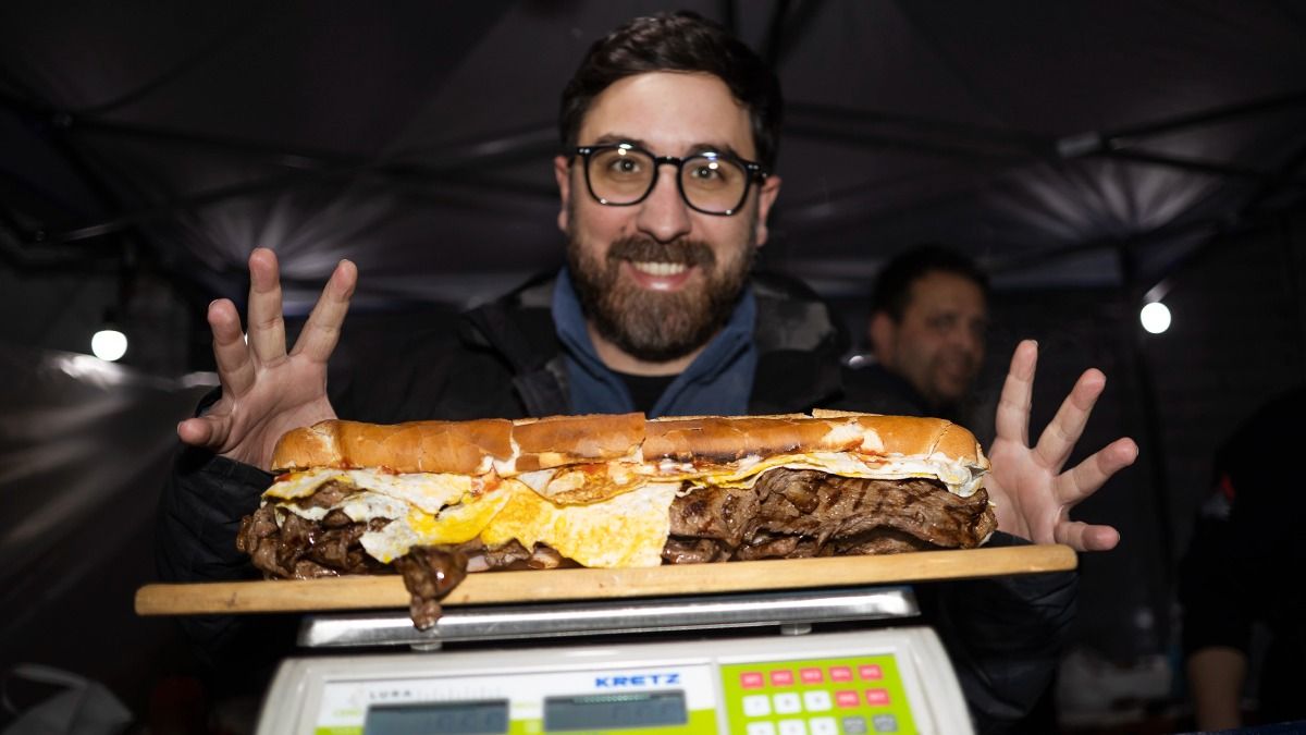 Fabio Marengo en su salsa: mostrando y degustando un lomito en una sandwicería de Las Heras. Fabio Marengo en su salsa: mostrando y degustando un lomito en una sandwicería de Las Heras.
