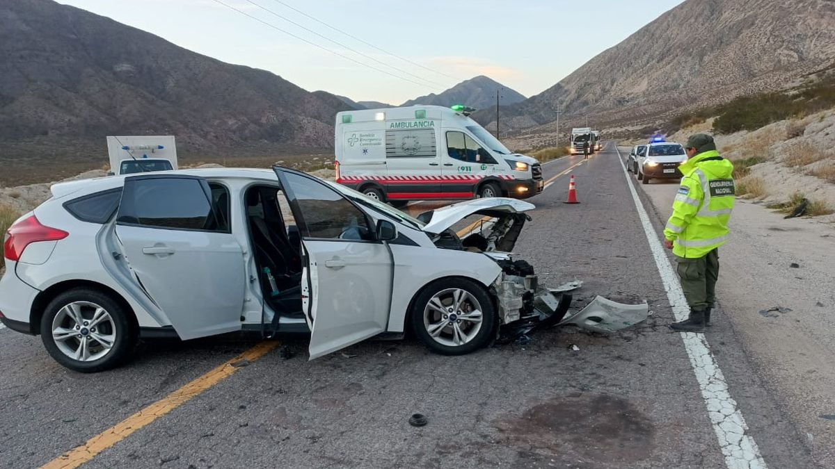 Por el accidente en la curva de Guido participó Gendarmería, la Policía y ambulancias. Por el accidente en la curva de Guido participó Gendarmería, la Policía y ambulancias.