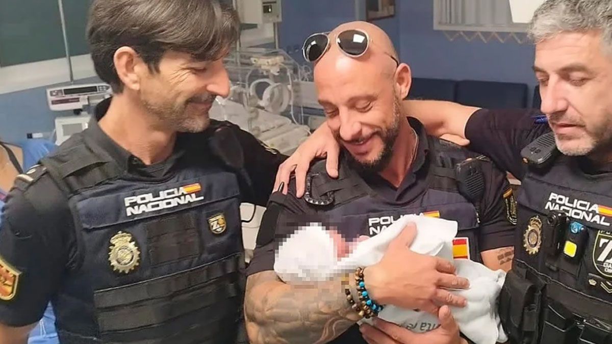 Los policías que asistieron a la bebé y la llevaron al hospital de Málaga, luego la visitaron ya recuperada del abandono. Los policías que asistieron a la bebé y la llevaron al hospital de Málaga, luego la visitaron ya recuperada del abandono.