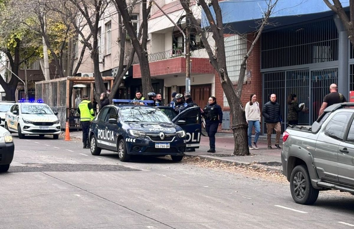 La Policía y una ambulancia llegaron al lugar donde el estadounidense estaba a los gritos frente a una escuela. La Policía y una ambulancia llegaron al lugar donde el estadounidense estaba a los gritos frente a una escuela.