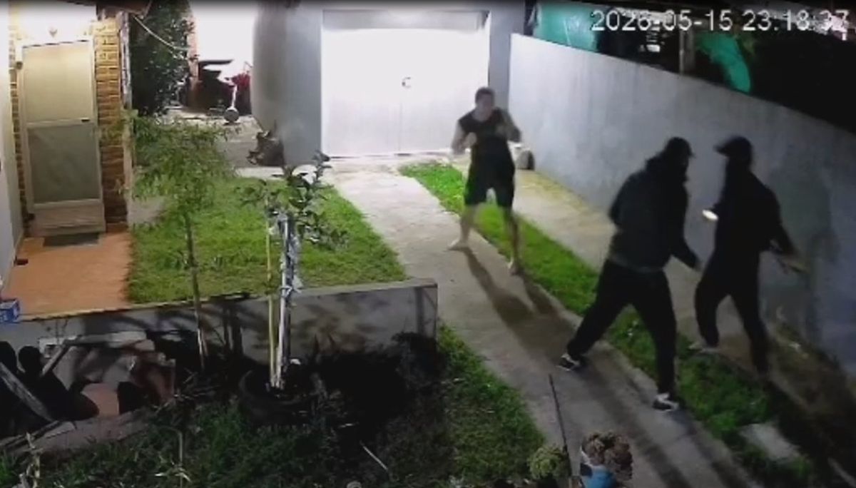 Una pareja sufrió una violenta entradera: cuatro delincuentes le pegaron a la mujer.