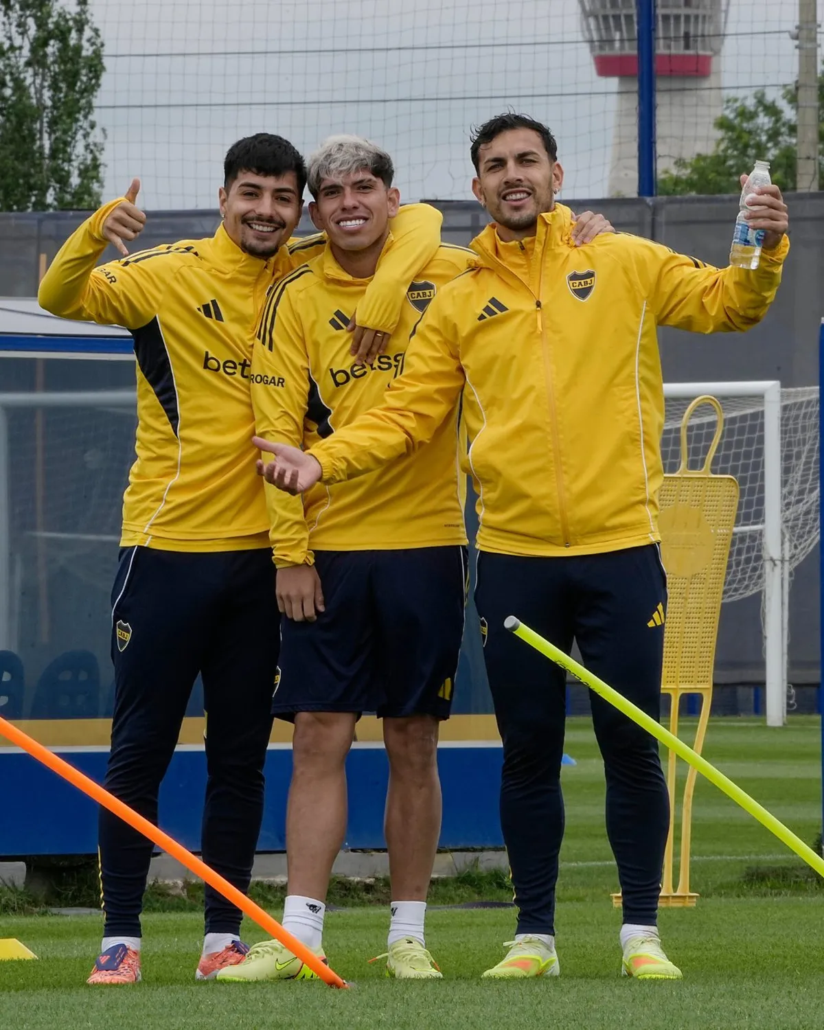 Paredes y los chilenos Palacios y Alarc&oacute;n en el entrenamiento de Boca.