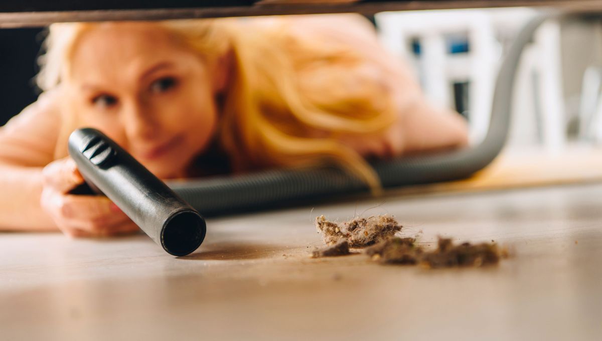 Es un truco ideal para cuando ni la aspiradora entra debajo de los muebles Es un truco ideal para cuando ni la aspiradora entra debajo de los muebles