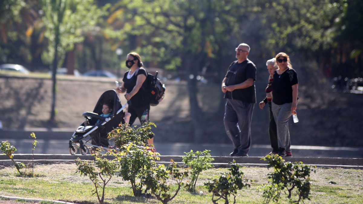 Pocos barbijos entre los caminantes en derredor del Lago y el Rosedal.