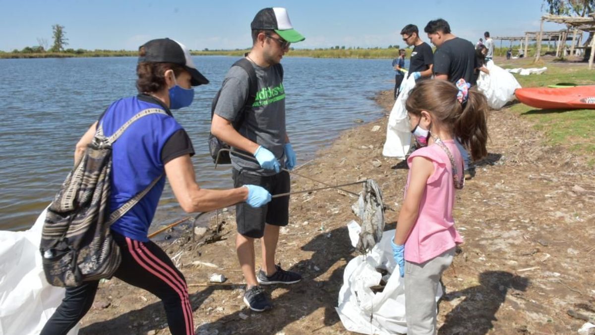 Mucha presencia de jóvenes y niños como voluntarios para realizar la limpieza de la Laguna de Soria, humedal protegido por una ordenanza municipal del Consejo Deliberante de Lavalle. Más de 70 personas celebraron con este trabajo voluntario el Día Mundial de los Humedales.