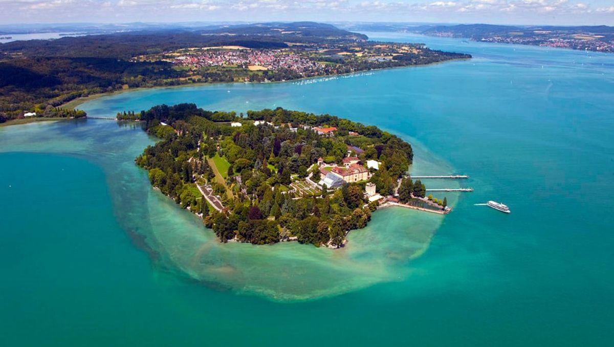 El lago Constanza tiene una isla. Imagen: Bike Spain Tours. El lago Constanza tiene una isla. Imagen: Bike Spain Tours. 