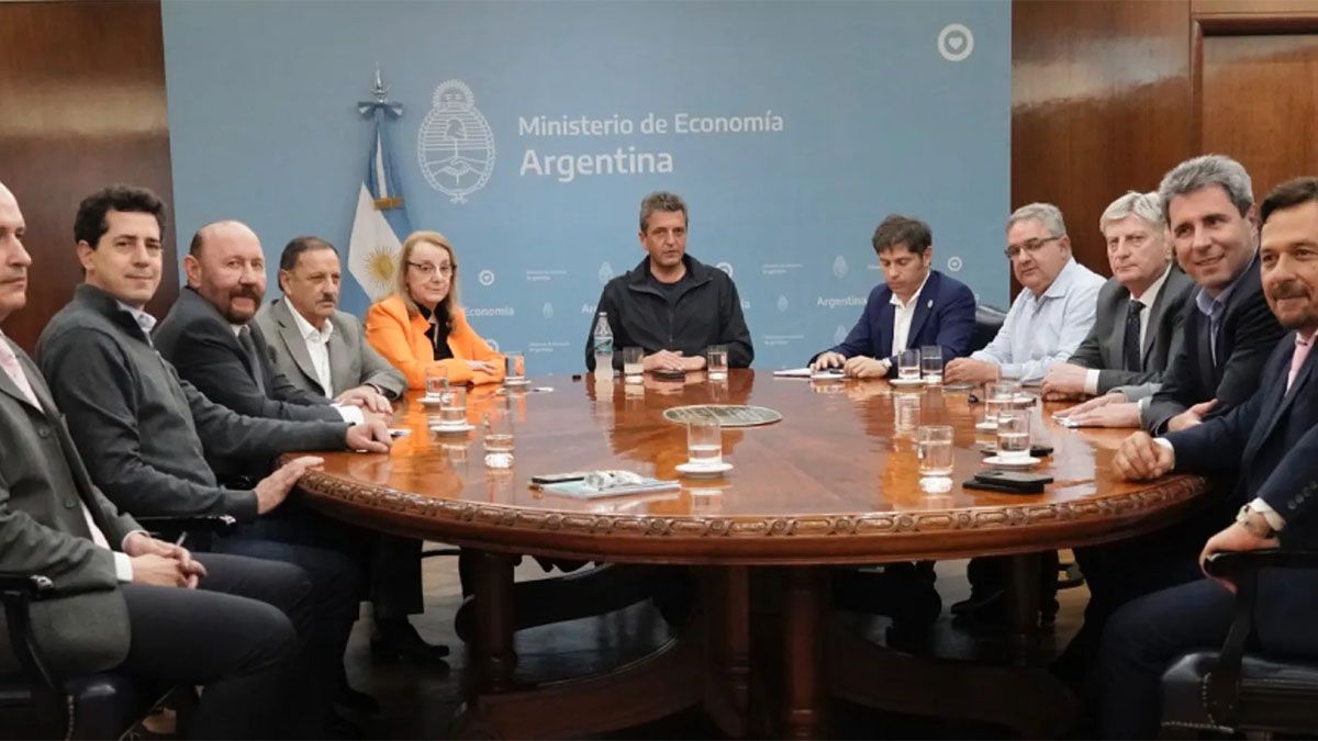 El ministro Sergio Massa recibió a los mandatarios provinciales del PJ y les habría adelantado la intención de la Nación de compensarlos por lo que perdieron tras la reforma de Ganancias. El ministro Sergio Massa recibió a los mandatarios provinciales del PJ y les habría adelantado la intención de la Nación de compensarlos por lo que perdieron tras la reforma de Ganancias.