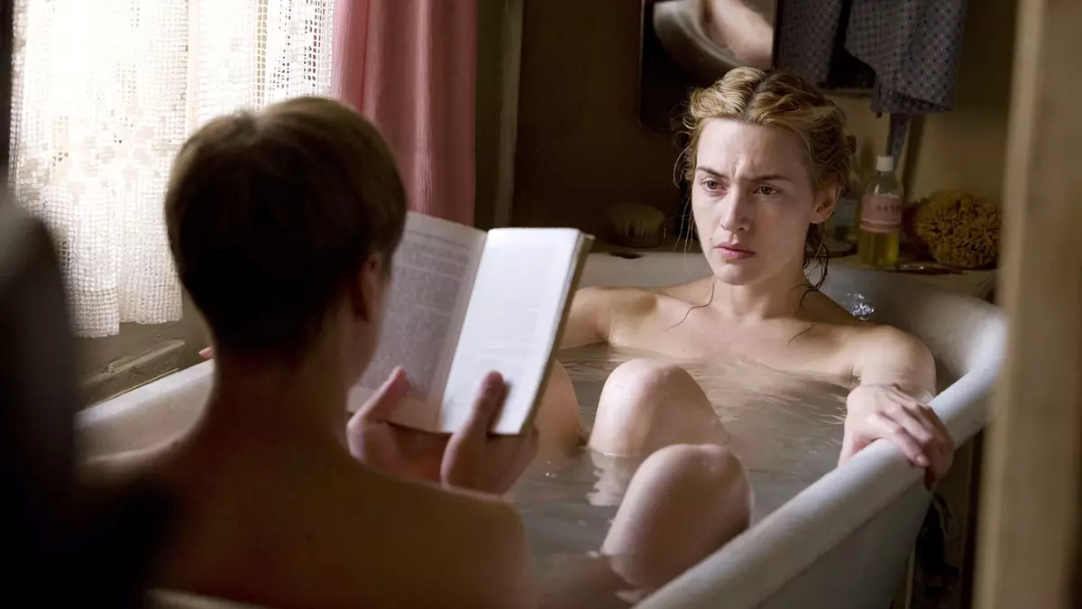 "Secretos de una pasión", la película con Kate Winslet sobre un joven que se enamora de una mujer que le dobla la edad. "Secretos de una pasión", la película con Kate Winslet sobre un joven que se enamora de una mujer que le dobla la edad.