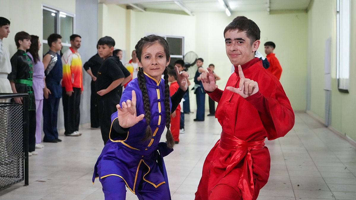 Madre e hijo. Compañeros inseparables y atletas de Kung Fu en la escuela Shaolin Tao. Madre e hijo. Compañeros inseparables y atletas de Kung Fu en la escuela Shaolin Tao.