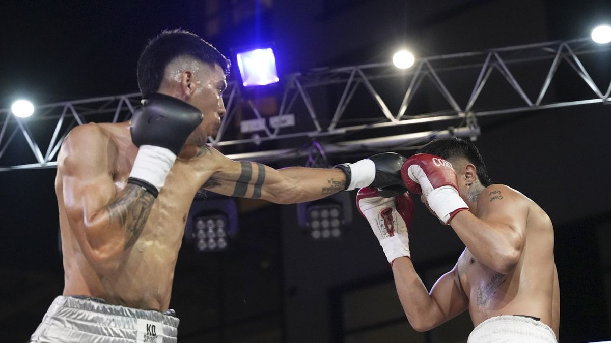Brian Badillo abriendo la ofensiva con el jab de izquierda.