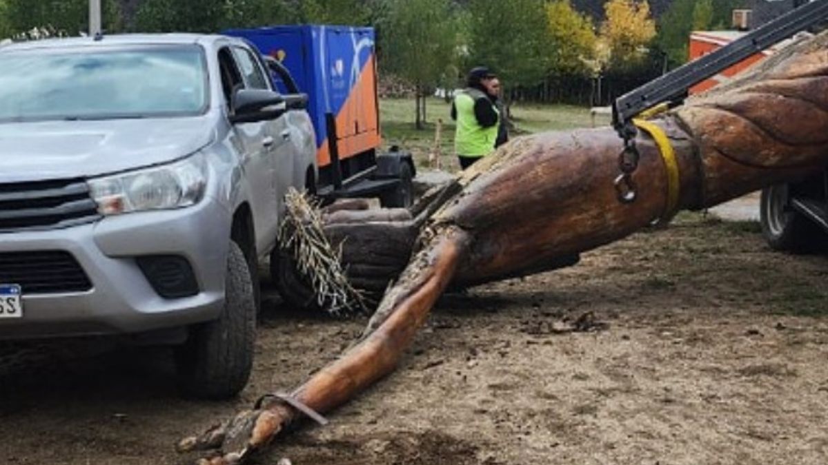 La antigua y deteriorada escultura del Cristo de El Manzano se desplomó. Fue cuando la grúa contratada para bajarlo sufrió un desperfecto en uno de sus puntos de apoyo La antigua y deteriorada escultura del Cristo de El Manzano se desplomó. Fue cuando la grúa contratada para bajarlo sufrió un desperfecto en uno de sus puntos de apoyo