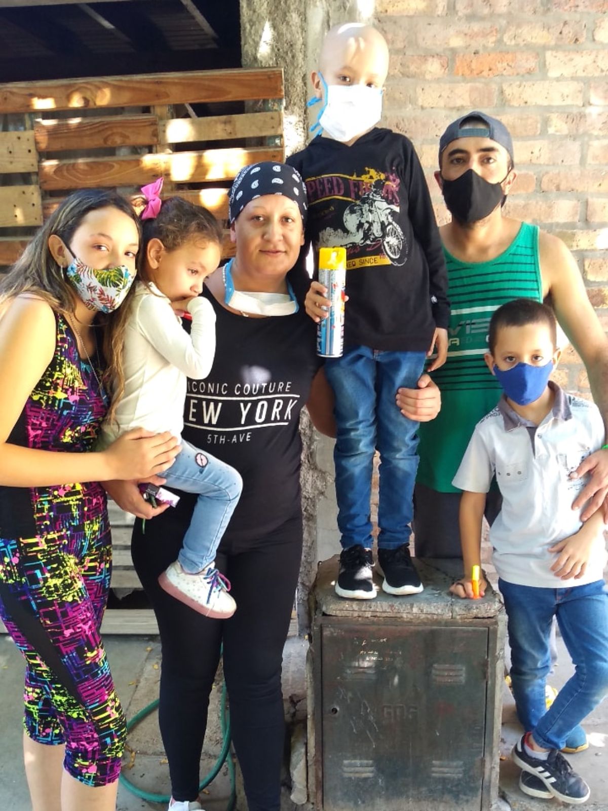 La familia unida por Thiago. El pequeño de nueve años (al centro) acompañado por su padres y sus hermanos: Agustina, de 15 años, Tiziano de siete, y Sofía de tres.