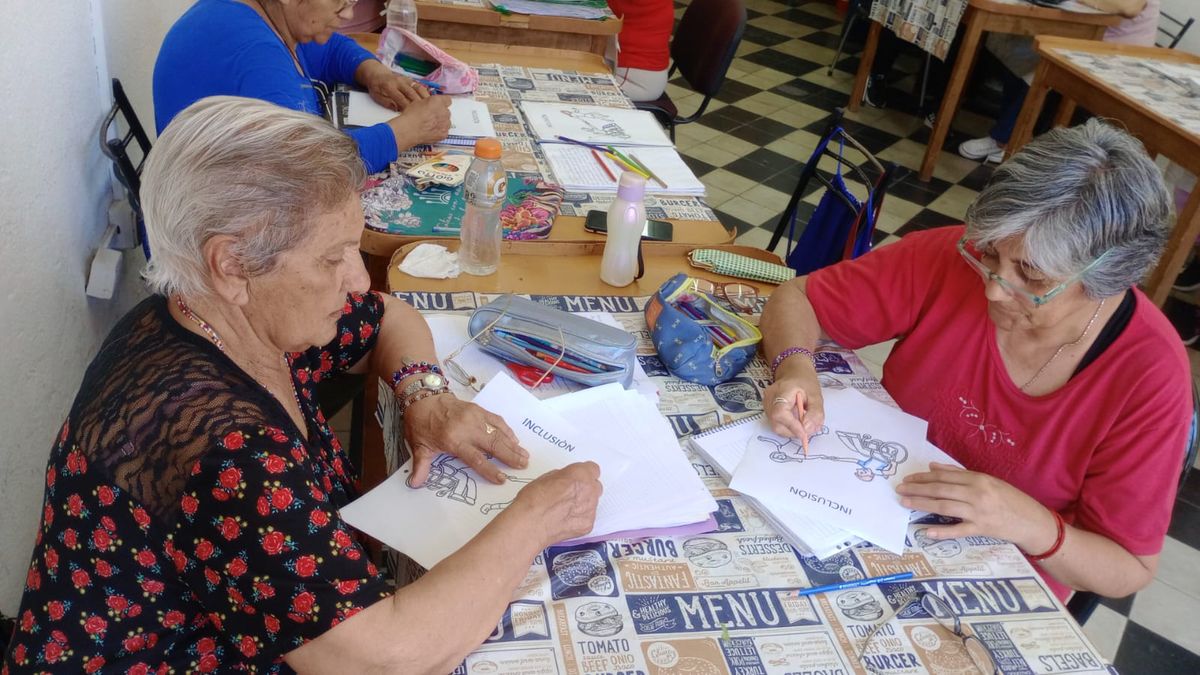 Adelina de 83 años y Lili de 61 son madre e hija y empezaron la primaria juntas