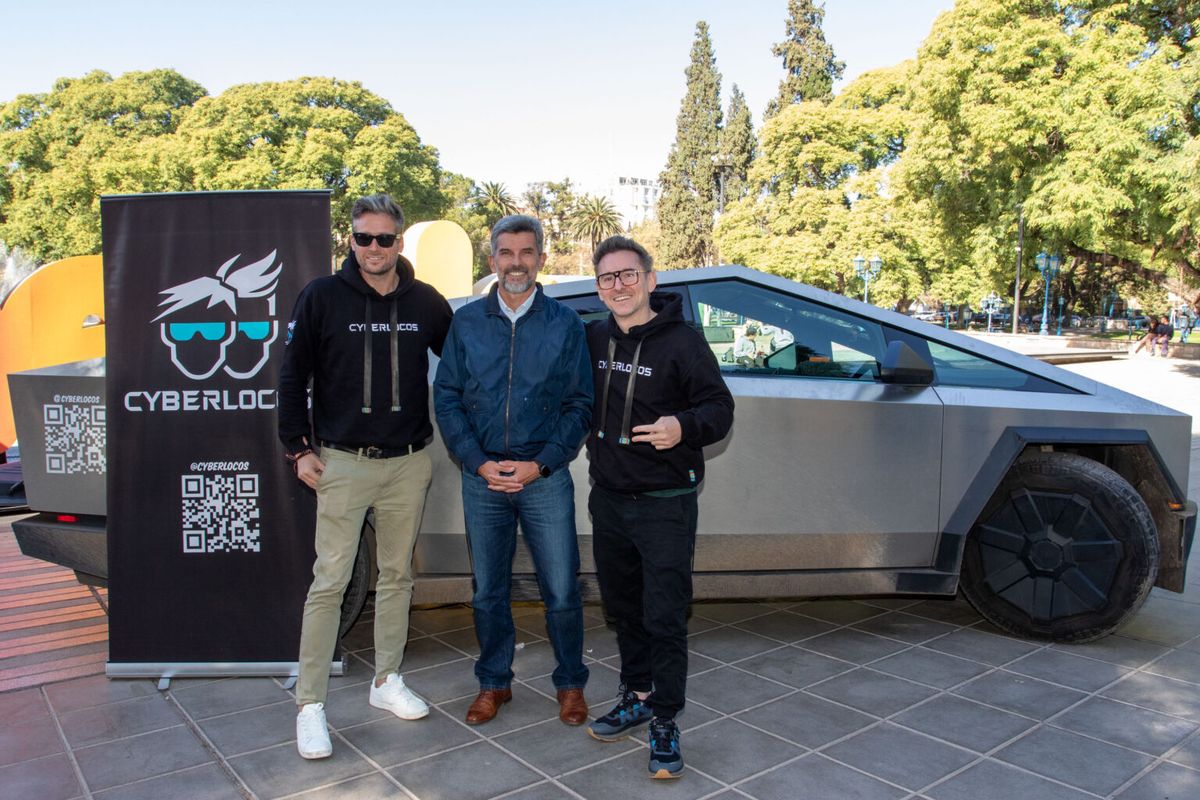 Ulpiano Suarez con los cyberlocos que quieren llegar al Guiness por su viaje con la cybertruck. Ulpiano Suarez con los cyberlocos que quieren llegar al Guiness por su viaje con la cybertruck.