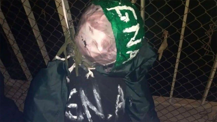 Colgaron de un puente a un muñeco con la foto de Bullrich y ropa de gendarme