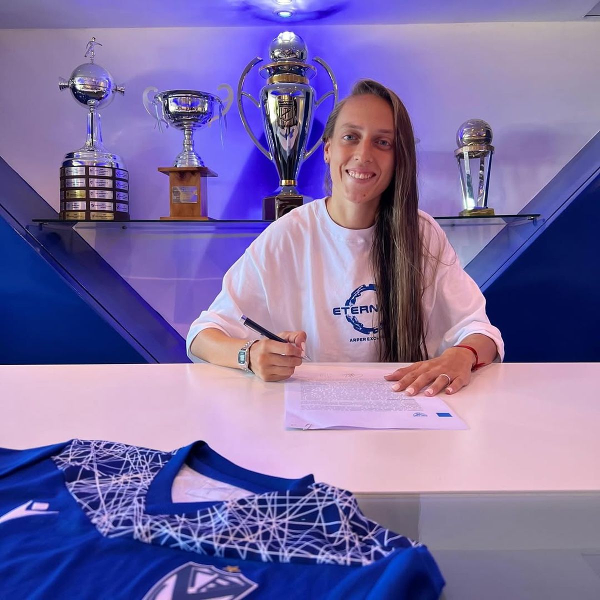 Rocío Iusolino, capitana del equipo, firmó contrato con Vélez. Foto: Prensa Vélez. Rocío Iusolino, capitana del equipo, firmó contrato con Vélez. Foto: Prensa Vélez. 