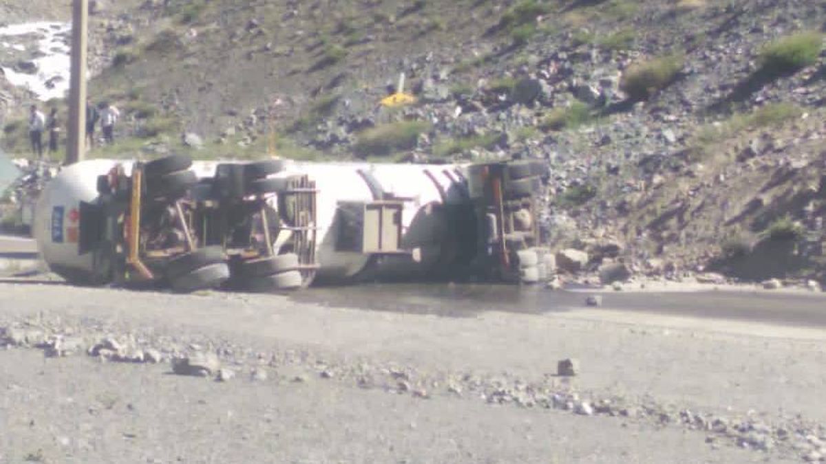 Otro siniestro protagonizado por un camionero en el paso a Chile. Esta vez del lado del vecino país, cerca de la Aduana de Los Libertadores. Otro siniestro protagonizado por un camionero en el paso a Chile. Esta vez del lado del vecino país, cerca de la Aduana de Los Libertadores.