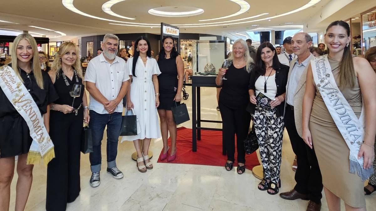 La joyería Vendemmia presentó la corona y el cetro que portará la nueva Reina Nacional de la Vendimia el 8 de marzo.