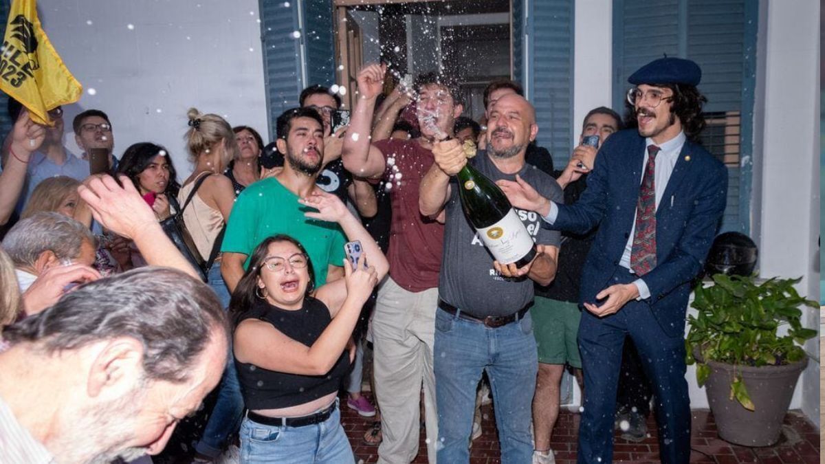 La celebración de la consagración de Javier Milei como presidente con el champagne típico de las épocas menemistas.