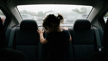 Dejó a su pequeña hija encerrada en el auto y se fue al boliche: el hombre ya lo había hecho un mes antes