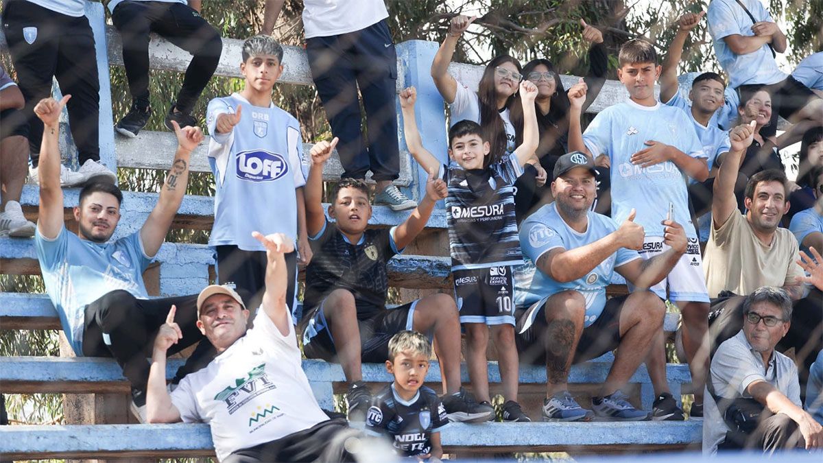 Los hinchas de Gutiérrez Sport Club le pusieron pasión al choque con Atlético San Martín.