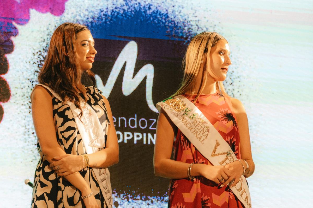 Fueron la Reina Nacional 2025, Alejandrina Funes, y la Virreina, Sof&iacute;a Perfumo las encargadas de abrir el baile en la enorme prensa de uva, apostada en el centro del escenario.